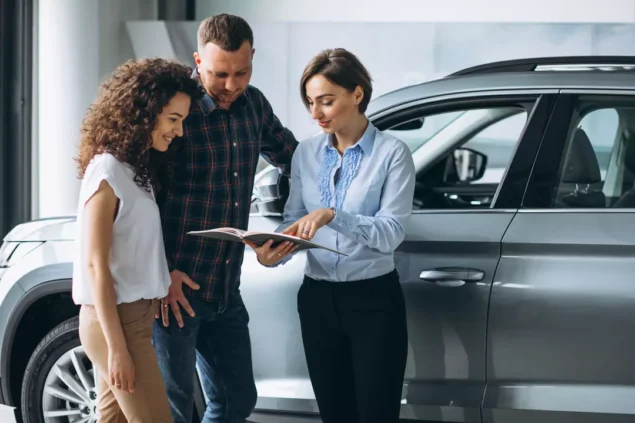 Casal fazendo pesquisa para comprar um carro.