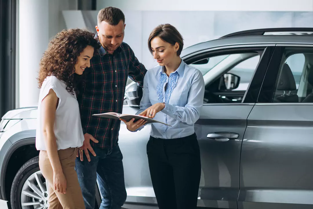 Casal fazendo pesquisa para comprar um carro.