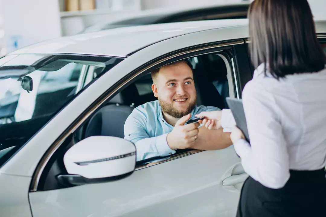 Homem comprando seu primeiro carro.