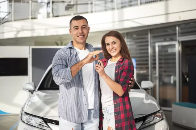 Casal pesquisando onde vender meu carro.