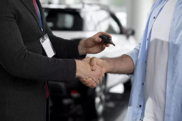 Homem negociando vender seu carro.