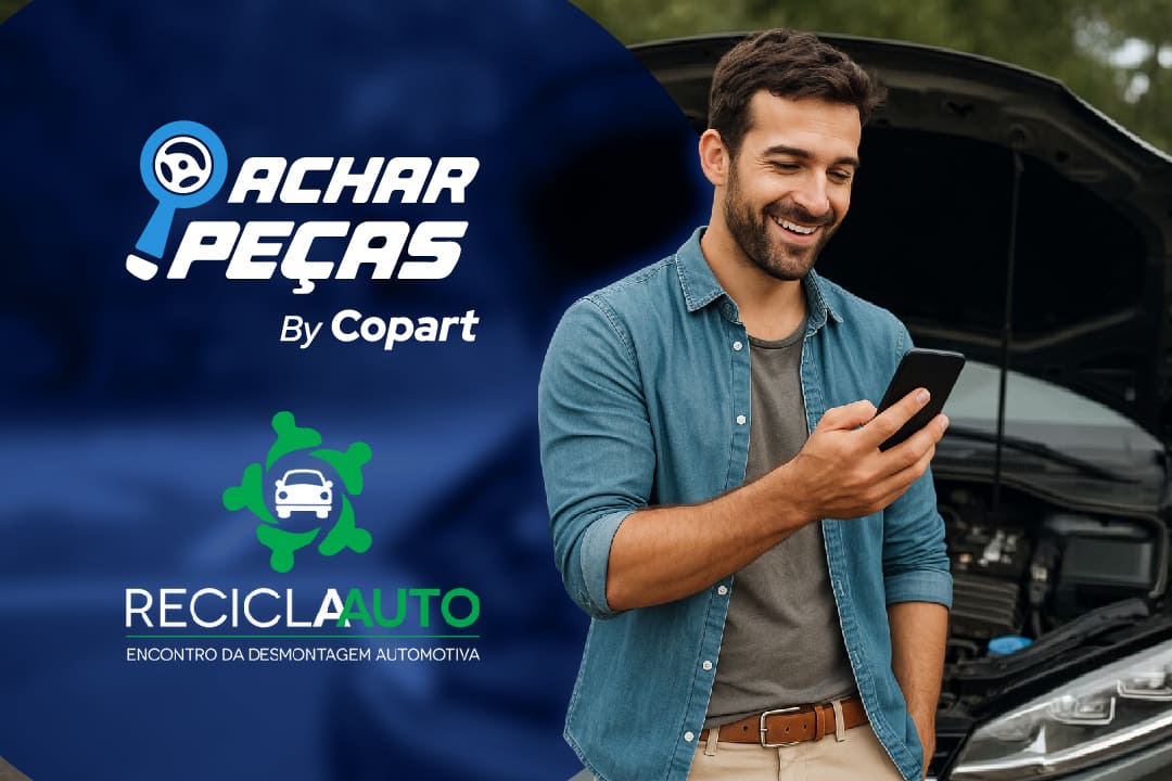 Homem feliz usando celular na frente de um carro com o capô aberto, ao lado de logotipos da Copart e do evento ReciclaAuto.
