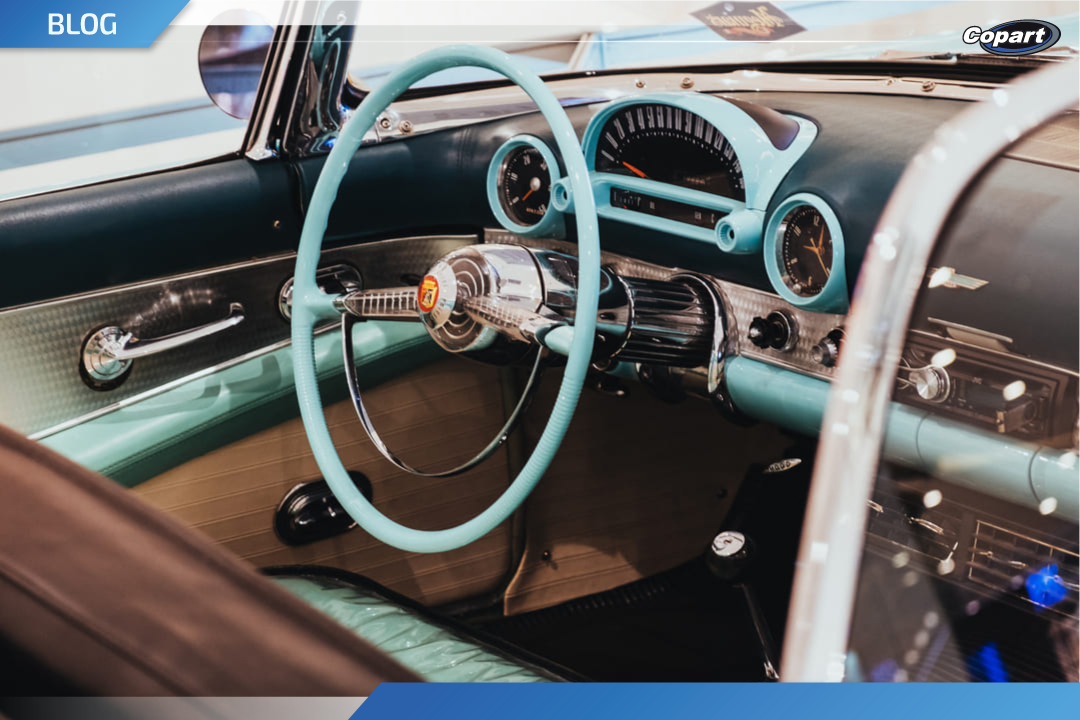 Painel de carro clássico com volante vintage azul e detalhes cromados, ideal para amantes de carros antigos e colecionadores.