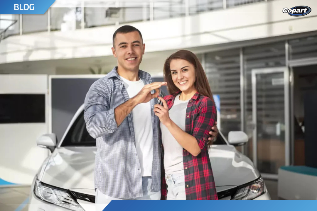 Casal pesquisando onde vender meu carro.
