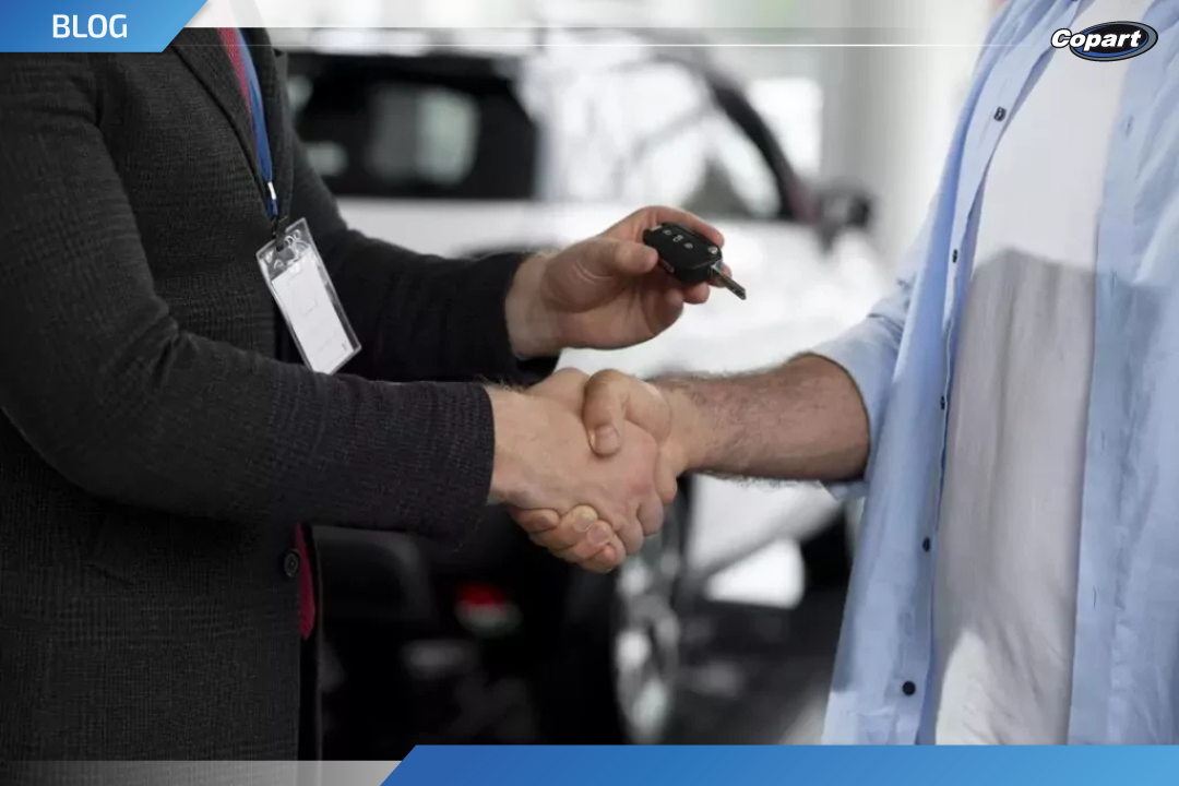 Homem negociando vender seu carro.