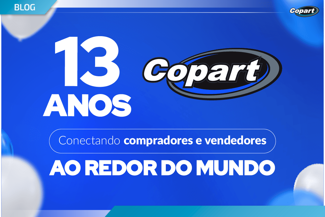 Banner comemorativo dos 13 anos da Copart Brasil, com fundo azul e balões brancos. No centro, o texto diz “13 anos Copart – Conectando compradores e vendedores ao redor do mundo”.