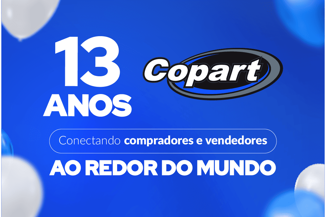 Banner comemorativo dos 13 anos da Copart Brasil, com fundo azul e balões brancos. No centro, o texto diz “13 anos Copart – Conectando compradores e vendedores ao redor do mundo”.