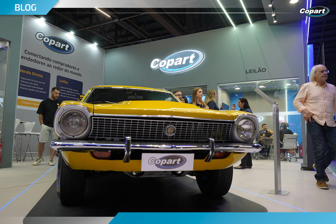 Carro amarelo cl&aacute;ssico Maverick exposto no estande da Copart no Sal&atilde;o do Autom&oacute;vel.