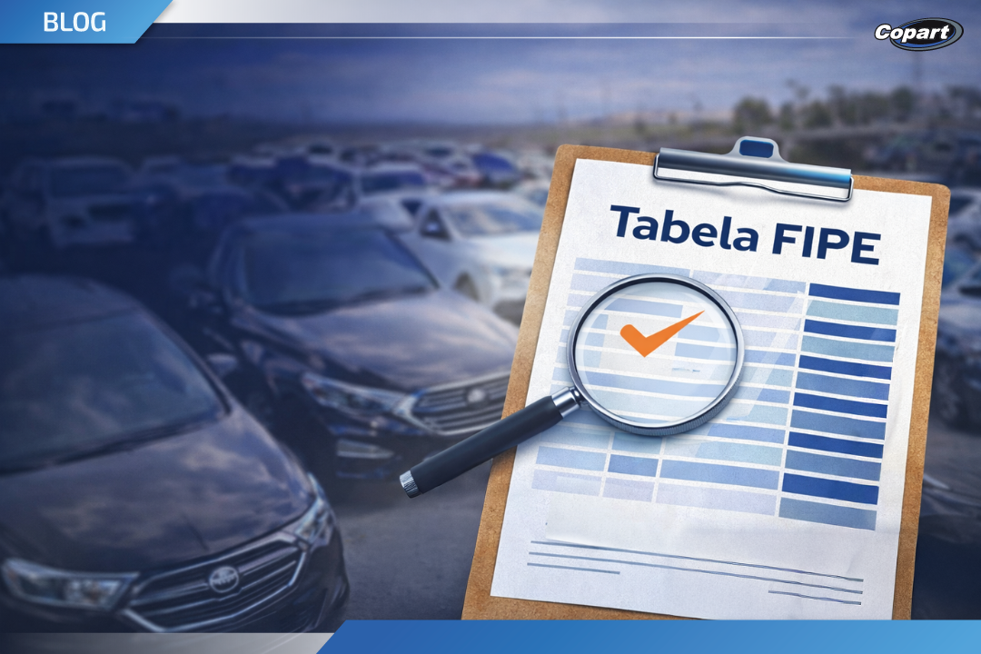 Prancheta com documento da Tabela FIPE e lupa sobre os valores, com carros ao fundo em um pátio automotivo.