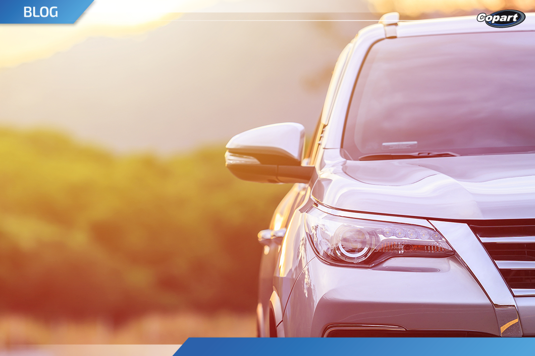 Frente de carro em destaque ao pôr do sol, representando os carros usados mais procurados.