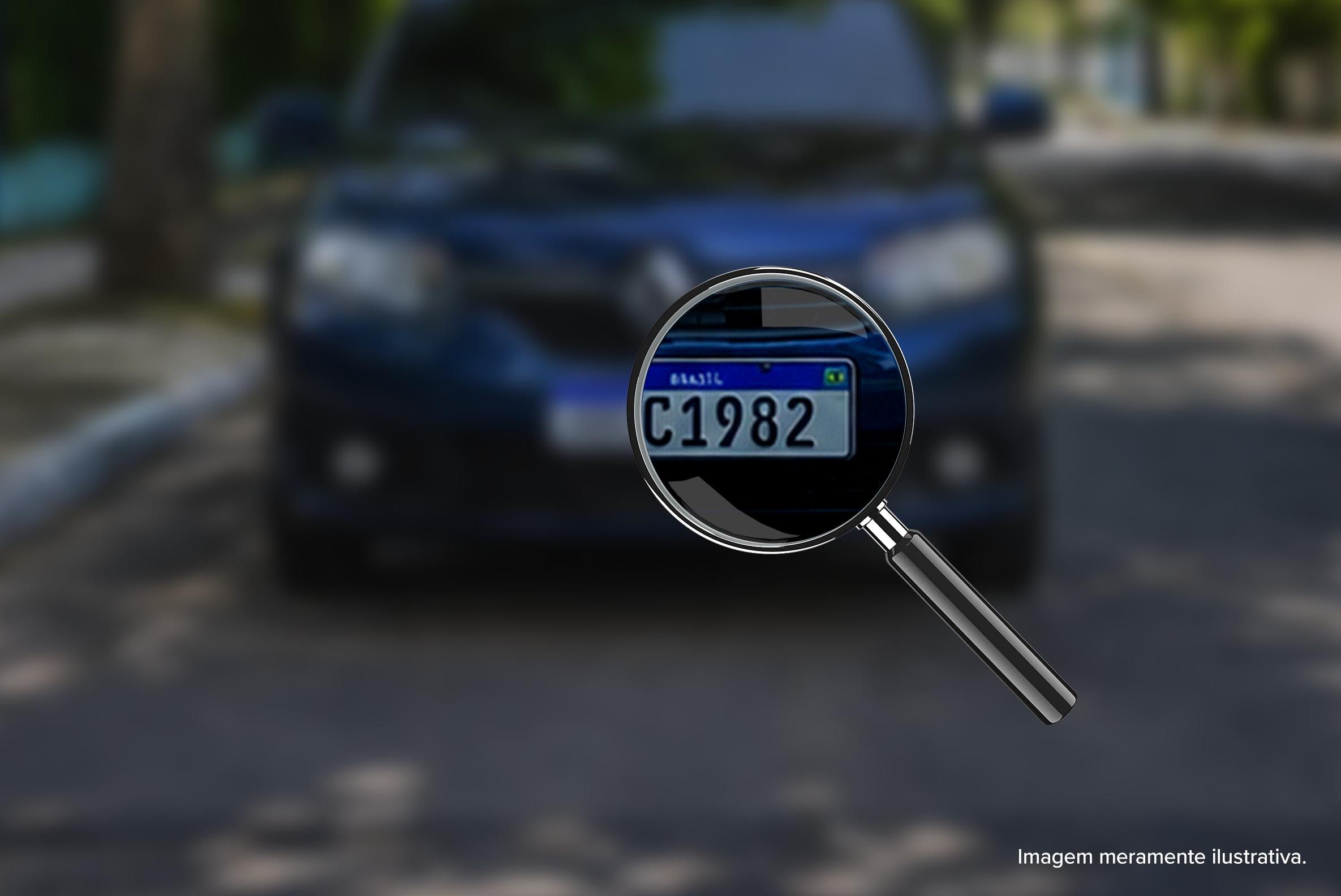 Imagem ilustrativa de um carro azul desfocado estacionado em uma rua arborizada. Em primeiro plano, uma lupa destaca a placa do veículo, ampliando a numeração "C1982". A composição simboliza a consulta ou verificação da placa de um automóvel. No canto inferior direito, consta a observação: "Imagem meramente ilustrativa."